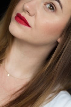 Kat von D Studded Kiss Lipstick Underage Red makijaż